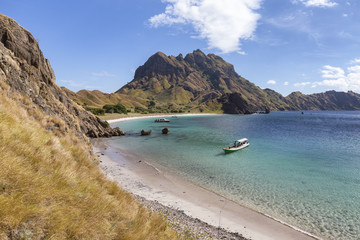 Obraz premium Beautiful view of beaches and boats on Pulau Padar island in the Komodo National Park.