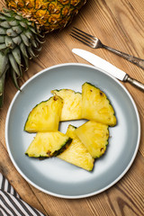 Piña en rodajas vista de arriba