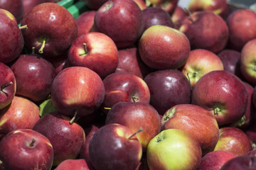Fototapeta na wymiar Many beautiful red apples in a box in a supermarket.