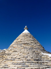 Fototapeta na wymiar Traditional conical roof dry stone hut in Italy