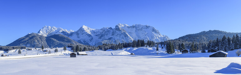 winterliche Szenerie nahe Mittenwald mit Karwendel-Massiv