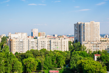 Fototapeta premium Krajobraz miejski z wysokości 12 kondygnacji. Nowoczesna architektura, wielokondygnacyjne budynki mieszkalne. Miasto Saratów, Rosja.