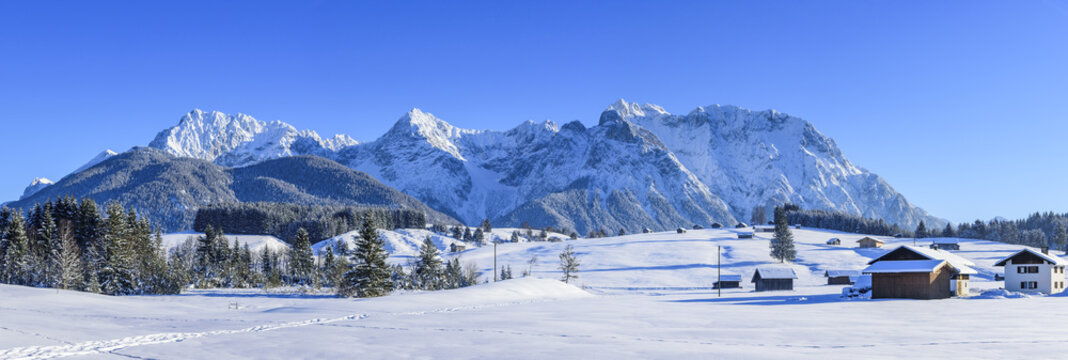 winterlich verschneite Natur am Karwendel