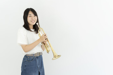 トランペットを吹く女性 © peach100