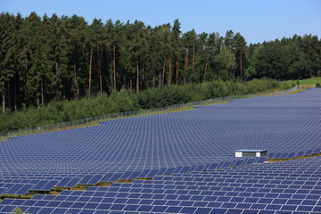 Solarfeld, Solarpark in der Landschaft, Fesselsdorf, Bayern, Deutschland