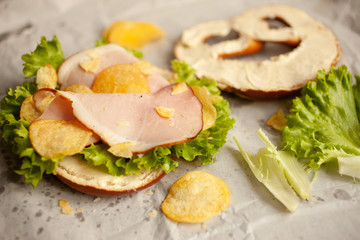 Bio Pretzel with Ham, chips and salad