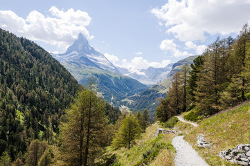 Fototapeta na wymiar Zermatt, Findeln, Findelbach, Findelschlucht, Matterhorn, Alpen, Wallis, Schweizer Berge, Wanderweg, Lärchenwald, Sommer, Schweiz