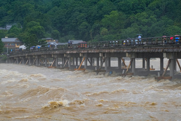 嵐山 渡月橋と増水した桂川