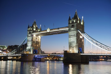 Fototapeta na wymiar london, bridge, tower, river, england, tower bridge, thames, architecture, uk, landmark, night, water, city, blue, tourism, britain, sky, travel, london bridge, monument, history, famous, british, eur