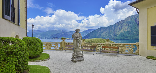 Panoramablick vom Park der Villa del Balbaniello auf den Comer See