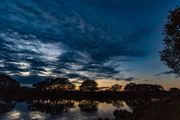 川沿いの夕景の雲と空