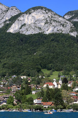 Habitations en bordure du lac d'Annecy. Houses on the edge of Lake Annecy.
