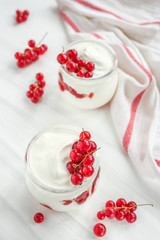 yoghurt with red current