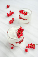 yoghurt with red current