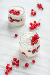 yoghurt with red current