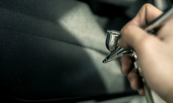 Coating car interior whit air brush.