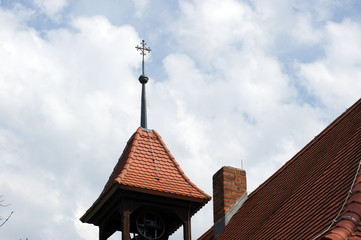 Fototapeta na wymiar Kirchenglocke im Kirchturm oben am Himmel