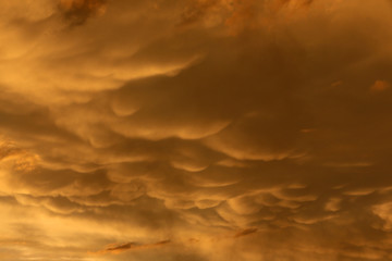 Mammatus. Nuages au créuscule après un orage d'été. Clouds at dusk after a summer storm.