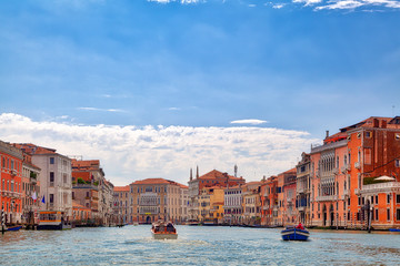 Auf einer Bootsfahrt auf dem Canal Grande in der wunderschönen Stadt Venedig in Italien sieht man viele tolle alte historische Gebäude und einen umwerfenden Wolkenhimmel