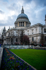 Obraz premium St Paul's church in London, England on a cold day with a grey sky with clouds