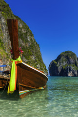 Longtail-Boote an der Maya Bay in Thailand