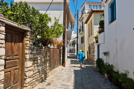 Fototapeta Walking at narrow winding streets at the old town of Skiathos, island of Skiathos, Greece