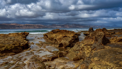 Fototapeta na wymiar Felsküste am Atlantik mit Blick auf Las Palmas