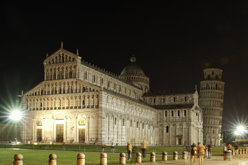 Fototapeta na wymiar Pisa leaning tower and chatedral in Piazza dei Miracoli night shot