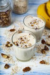 Smoothies with a banana, walnut and oat flakes