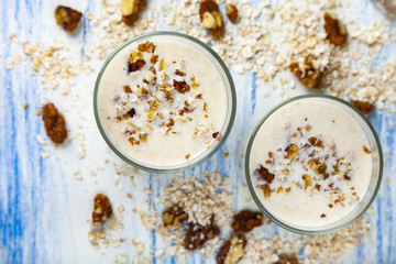 Smoothies with a banana, walnut and oat flakes