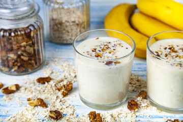 Smoothies with a banana, walnut and oat flakes