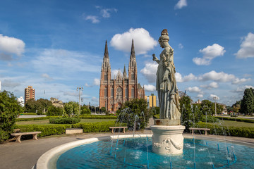 Kathedraal van La Plata en fontein Plaza Moreno - La Plata, provincie Buenos Aires, Argentinië