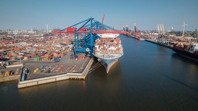 Containerterminal im Hamburger Hafen bei Sonnenuntergang