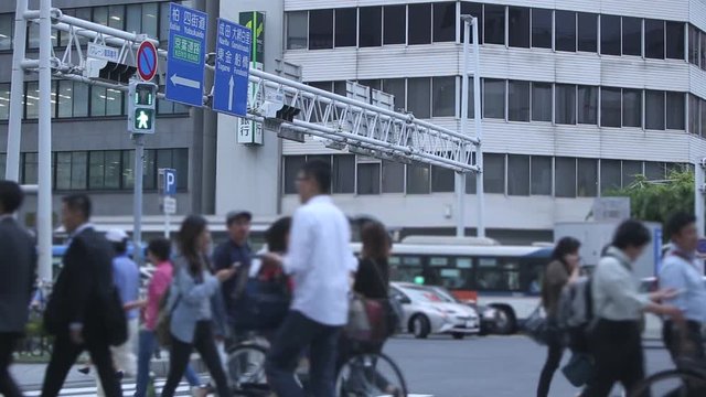 日本都市風景。横断歩道をわたる人々