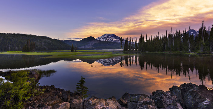 Sparks lake is a popular recreational area in Deschutes National Forest, Central Oregon.
