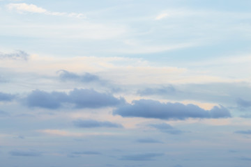 Obraz premium Evening light with clouds and blue sky.