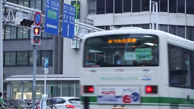 バスが行き交う交差点