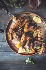 Aile de Poulet Grillée au Barbecue Sauce Chimichurri, Plat d' Argentine