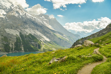 Obraz premium Winding walking trail high above the Oeschinensee lake