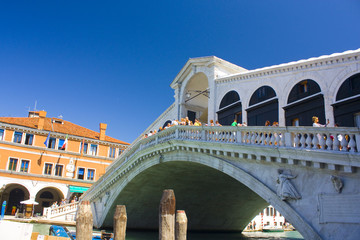Fototapeta na wymiar Beautiful view of famous Canal Grande with Rialto Bridge in Venice