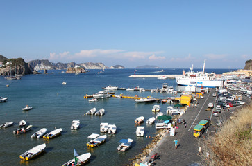 Nave e barche ormeggiate nel porto dell'Isola di Ponza ,Latina