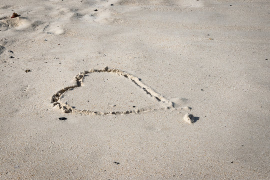 Cuore disegnato sulla sabbia