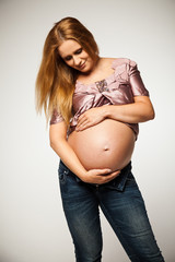 den Bauch eincremen