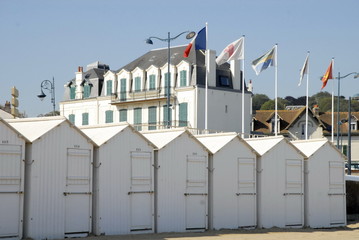 Ville de Villers sur Mer, cabines de plage blanches, département du Calvados, Normandie, France