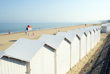 Ville de Villers sur Mer, cabines de plage blanches sur la plage, département du Calvados,...