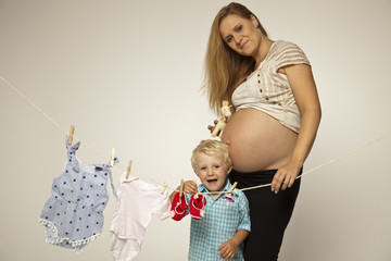 Freude beim aufhängen der Babysachen