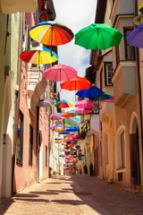 Foto op Plexiglas Gekleurde paraplu& 39 s sieren steegje in de oude stad in Chiusa, Italië © woloha79