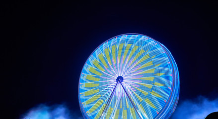 Beleuchtetes Riesenrad auf dem Jahrmarkt