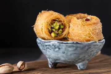 Photo sur Plexiglas Dessert Baklava dessert arabe traditionnel aux pistaches. fond sombre