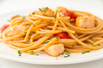 Spaghetti con salsa di pomodoro e salmone